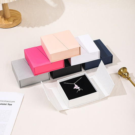 Double-opening magnetic jewelry boxes in six available colors