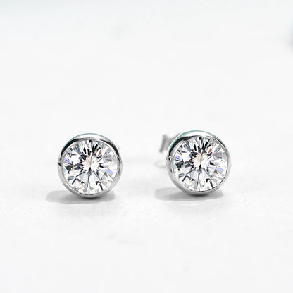 Jeweller Buy Classic 925 Sterling Silver Stud Earrings with Fine Round Moissanite Diamond Trendy Claw Setting