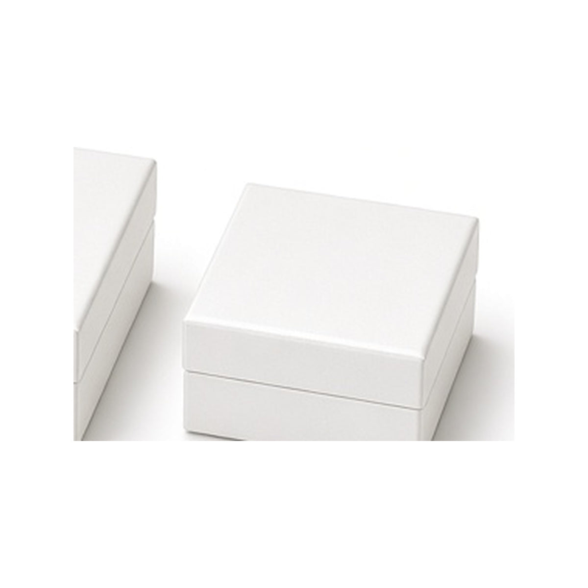 Pearl white custom magnetic jewelry box in 5 x 5 x 3.5 cm
