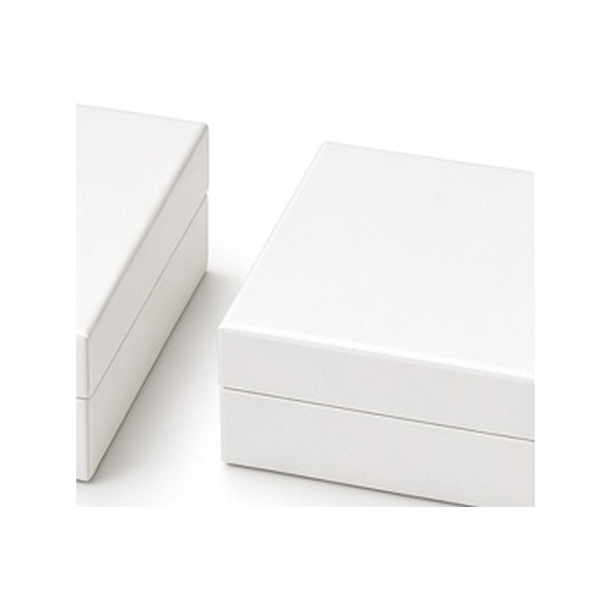 Pearl white custom magnetic jewelry box in 8 x 8 x 3.5 cm