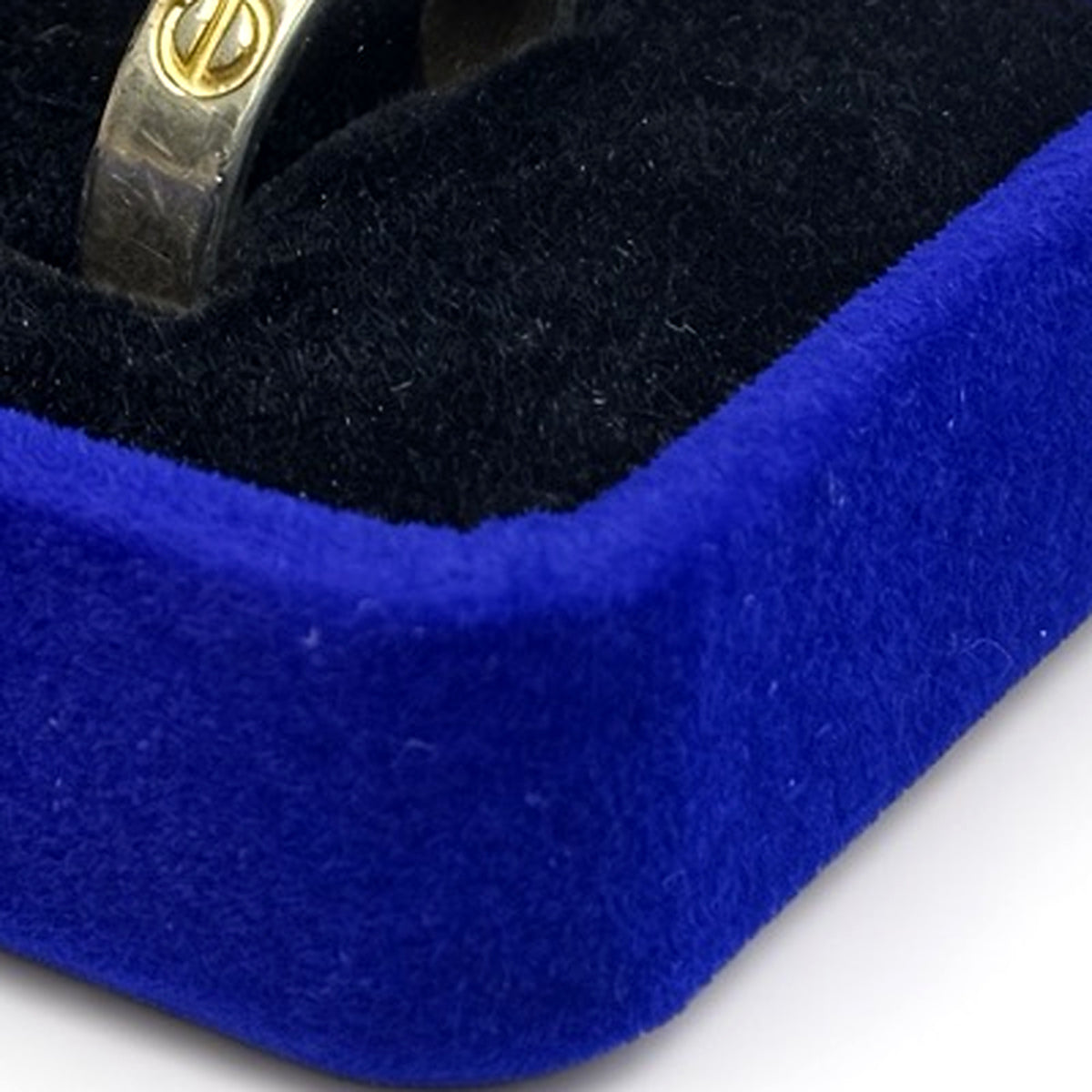 V37R-B blue velvet ring box rounded corner texture detail